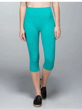 LULULEMON  “ In the Flow” Crops- in Turquoise